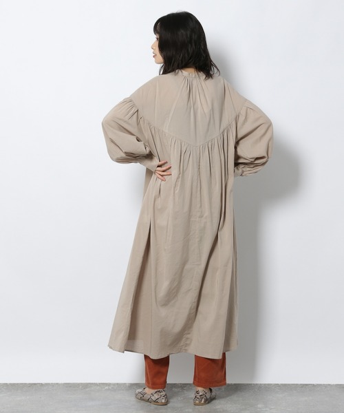 LAKOLE（ラコレ）の「シェブロンヨークギャザーワンピース / 219694（シャツワンピース・レディース・カーキ/オフホワイト/サンドグレー・SMALL/MEDIUM）」の22枚目の写真