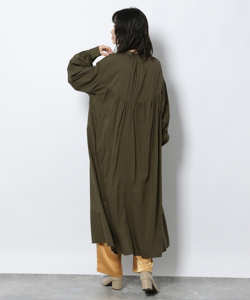 LAKOLE（ラコレ）の「シェブロンヨークギャザーワンピース / 219694（シャツワンピース・レディース・カーキ/オフホワイト/サンドグレー・SMALL/MEDIUM）」の10枚目の写真