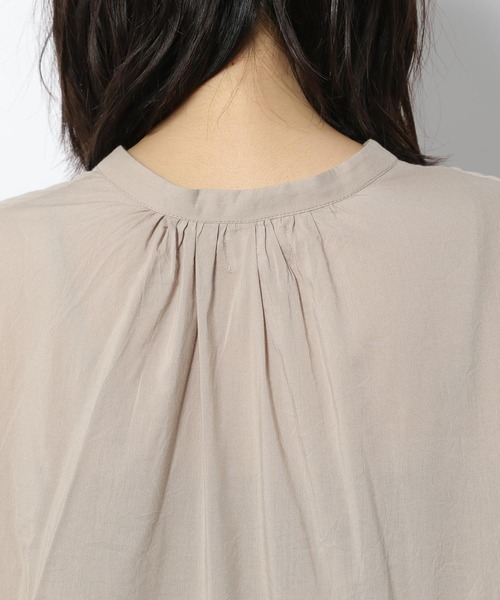 LAKOLE（ラコレ）の「シェブロンヨークギャザーワンピース / 219694（シャツワンピース・レディース・カーキ/オフホワイト/サンドグレー・SMALL/MEDIUM）」の17枚目の写真