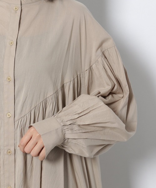 LAKOLE（ラコレ）の「シェブロンヨークギャザーワンピース / 219694（シャツワンピース・レディース・カーキ/オフホワイト/サンドグレー・SMALL/MEDIUM）」の13枚目の写真