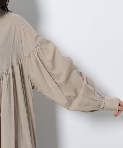 LAKOLE（ラコレ）の「シェブロンヨークギャザーワンピース / 219694（シャツワンピース・レディース・カーキ/オフホワイト/サンドグレー・SMALL/MEDIUM）」の15枚目の写真