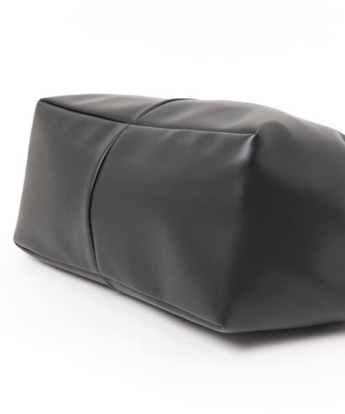 CHARLES & KEITH（チャールズ & キース）の「チャンキーチェーン リンクホーボーバッグ / Chunky Chain Link Hobo Bag（ショルダーバッグ・レディース・ブラック/オフホワイト/ブラウン系その他3・L）」の5枚目の写真