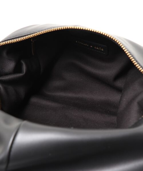 CHARLES & KEITH（チャールズ & キース）の「チャンキーチェーン リンクホーボーバッグ / Chunky Chain Link Hobo Bag（ショルダーバッグ・レディース・ブラック/オフホワイト/ブラウン系その他3・L）」の6枚目の写真