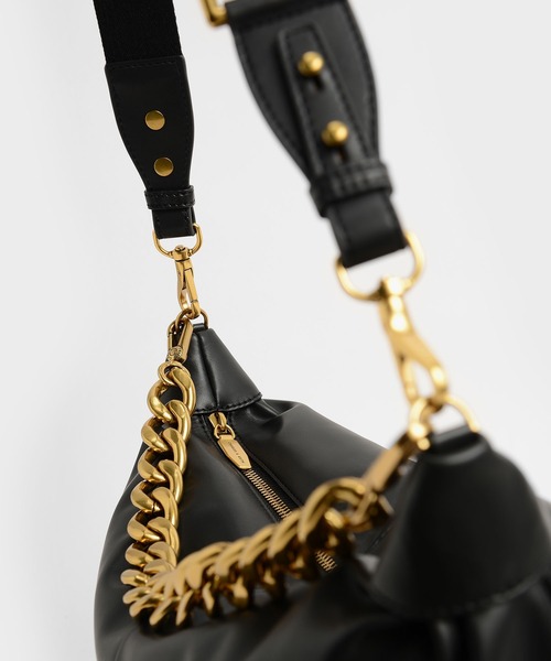 CHARLES & KEITH（チャールズ & キース）の「チャンキーチェーン リンクホーボーバッグ / Chunky Chain Link Hobo Bag（ショルダーバッグ・レディース・ブラック/オフホワイト/ブラウン系その他3・L）」の18枚目の写真