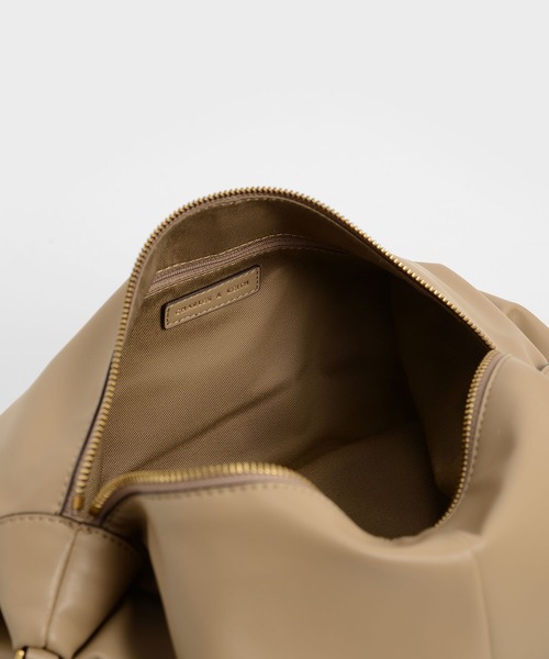 CHARLES & KEITH（チャールズ & キース）の「チャンキーチェーン リンクホーボーバッグ / Chunky Chain Link Hobo Bag（ショルダーバッグ・レディース・ブラック/オフホワイト/ブラウン系その他3・L）」の9枚目の写真