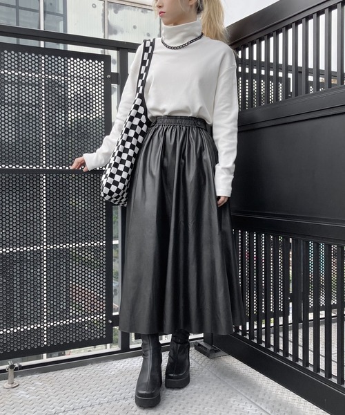 Figments(フィグメンツ)の「フェイクレザーロングスカート(スカート・レディース・ブラック・FREE)」の2枚目の写真