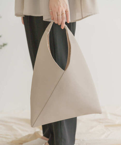 ITEMS URBANRESEARCH(アイテムズ アーバンリサーチ)の「PUトライアングルトート(トートバッグ・レディース・ブラック/グレー系その他・-)」の1枚目の写真