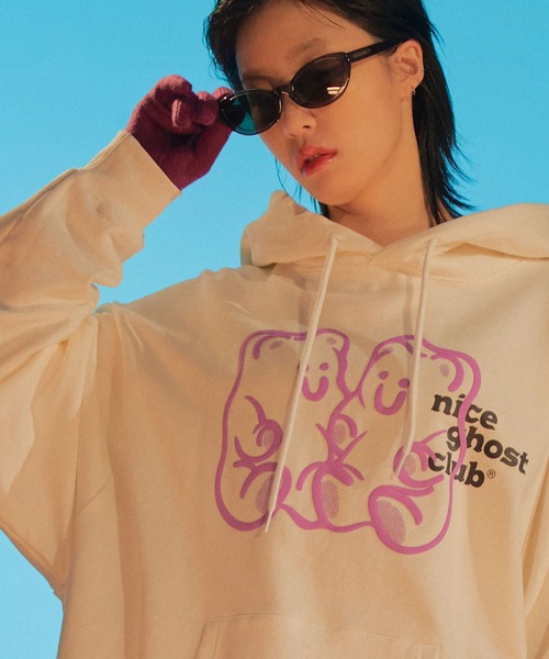 NICE GHOST CLUB(ナイスゴーストクラブ)の「A'GEM/9 × .kom『NICE GHOST CLUB/ナイスゴーストクラブ』GUMMY BEAR&LOGO HOODIE/グミベアデザイン プルオーバーパーカー(パーカー・レディース・ホワイト/ブラック/ライトグレー/グリーン・M/L)」の2枚目の写真