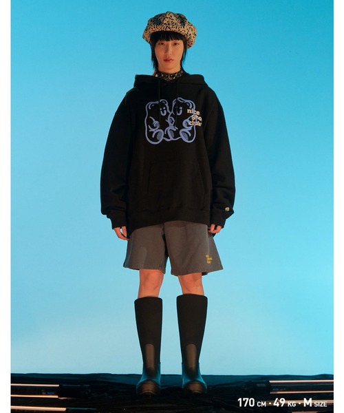 NICE GHOST CLUB(ナイスゴーストクラブ)の「A'GEM/9 × .kom『NICE GHOST CLUB/ナイスゴーストクラブ』GUMMY BEAR&LOGO HOODIE/グミベアデザイン プルオーバーパーカー(パーカー・レディース・ホワイト/ブラック/ライトグレー/グリーン・M/L)」の9枚目の写真