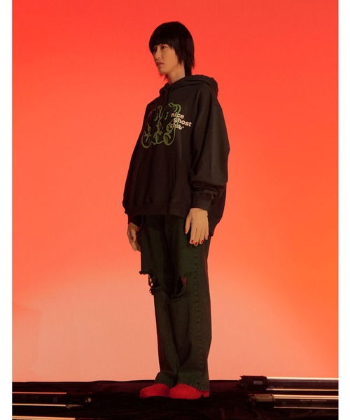 NICE GHOST CLUB(ナイスゴーストクラブ)の「A'GEM/9 × .kom『NICE GHOST CLUB/ナイスゴーストクラブ』GUMMY BEAR&LOGO HOODIE/グミベアデザイン プルオーバーパーカー(パーカー・レディース・ホワイト/ブラック/ライトグレー/グリーン・M/L)」の18枚目の写真