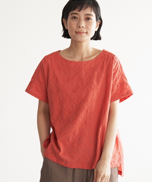 LBC(エルビーシー)の「ダイヤ幾何学刺繍ブラウス(シャツ/ブラウス・レディース・ホワイト/チャコールグレー/ダークグリーン/レッド・M/L)」の1枚目の写真