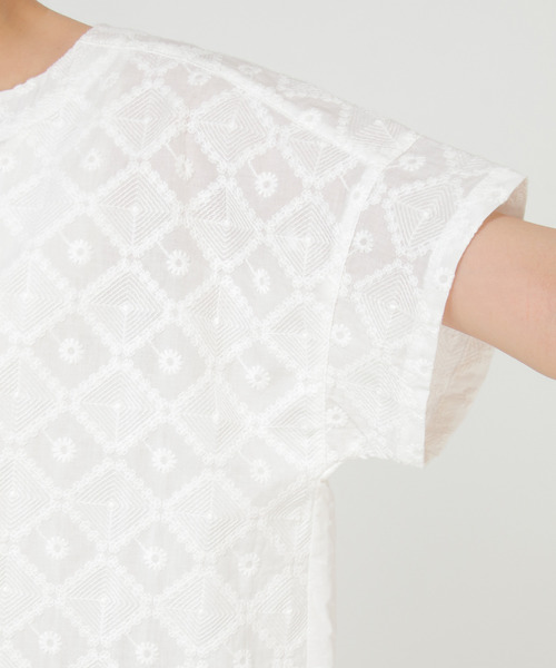 LBC(エルビーシー)の「ダイヤ幾何学刺繍ブラウス(シャツ/ブラウス・レディース・ホワイト/チャコールグレー/ダークグリーン/レッド・M/L)」の15枚目の写真