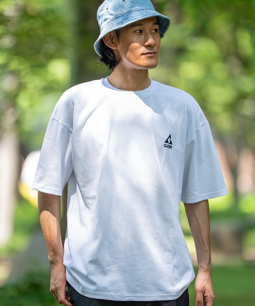 GERRY(ジェリー)の「【GERRY】別注 バックプリント/ワンポイント 刺しゅう 半袖Tシャツ(Tシャツ/カットソー・メンズ・ピンク/ブルー系その他/グレー系その他/C/グリーン系その他3/ホワイト系その他/グリーン系その他/ブラック系その他/グリーン系その他5/グリーン系その他4/イエロー/イエロー系その他2/イエロー系その他/B/ピンク系その他/グリーン系その他2/イエロー系その他3/A/D/グリーン/グレイッシュベージュ/グレー系その他2/グレー系その他3/グリーン系その他7/イエロー系その他5/ブラック/グリーン系その他6/イエロー系その他4/パープル/ホワイト/モスグリーン/セージグリーン/ブルー系その他2/ピンク系その他2/ブラック系/カーキ/ホワイト系/パープル系1/カーキ系/ホワイト系1/イエロー系その他6/グレー系1/グレー/ブルー/グレー系/ブラック系1/マスタード/ブルー系/パープル系/カーキ系1/ホワイト系2/グレー系2/ブラック系2/パープル系2/ブルー系2/カーキ系2/ブルー系1/ホワイト系4/カーキ系3/ブルー系3/ブラック系3/パープル系4/グレー系4/パープル系3/グレー系3/カーキ系4/ブルー系4/ブラック系4/ホワイト系3/カーキ系5/ブルー系5/ブラック系5/グレー系5/パープル系5/ホワイト系5・MEDIUM/LARGE/X-LARGE/SMALL)」の4枚目の写真