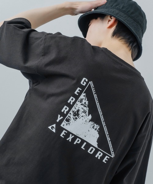 GERRY（ジェリー）の「【GERRY】別注 バックプリント/ワンポイント 刺しゅう 半袖Tシャツ（Tシャツ/カットソー・メンズ・ピンク/ブルー系その他/グレー系その他/C/グリーン系その他3/ホワイト系その他/グリーン系その他/ブラック系その他/グリーン系その他5/グリーン系その他4/イエロー/イエロー系その他2/イエロー系その他/B/ピンク系その他/グリーン系その他2/イエロー系その他3/A/D/グリーン/グレイッシュベージュ/グレー系その他2/グレー系その他3/グリーン系その他7/イエロー系その他5/ブラック/グリーン系その他6/イエロー系その他4/パープル/ホワイト/モスグリーン/セージグリーン/ブルー系その他2/ピンク系その他2/ブラック系/カーキ/ホワイト系/パープル系1/カーキ系/ホワイト系1/イエロー系その他6/グレー系1/グレー/ブルー/グレー系/ブラック系1/マスタード/ブルー系/パープル系/カーキ系1/ホワイト系2/グレー系2/ブラック系2/パープル系2/ブルー系2/カーキ系2/ブルー系1/ホワイト系4/カーキ系3/ブルー系3/ブラック系3/パープル系4/グレー系4/パープル系3/グレー系3/カーキ系4/ブルー系4/ブラック系4/ホワイト系3/カーキ系5/ブルー系5/ブラック系5/グレー系5/パープル系5/ホワイト系5・MEDIUM/LARGE/X-LARGE/SMALL）」の11枚目の写真