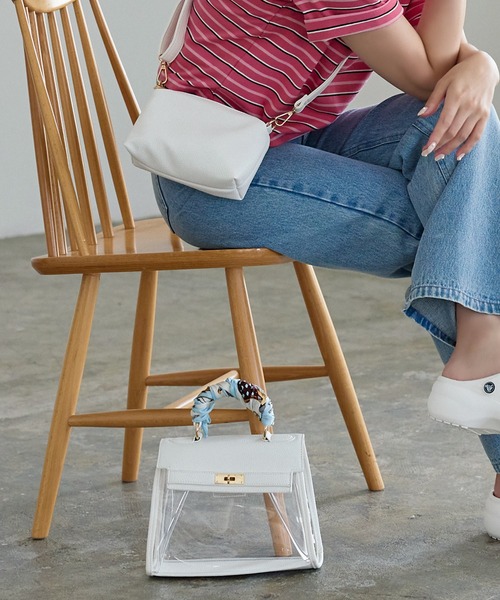 KOBE LETTUCE(コウベレタス)の「インナーポーチ付きゴールド金具フラップクリアバッグ(ハンドバッグ・レディース・ブラック/キャメル/サックスブルー/ホワイト・FREE)」の12枚目の写真