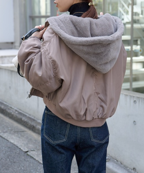 COLONY 2139(コロニートゥーワンスリーナイン)の「MA-1×ファーリバーシブルフード付ブルゾン(MA-1・レディース・ブラック/グレイッシュベージュ/カーキ・MEDIUM/LARGE/SMALL)」の3枚目の写真