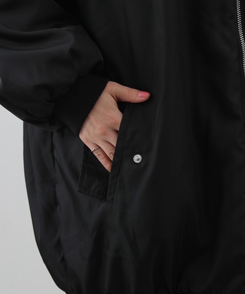 COLONY 2139(コロニートゥーワンスリーナイン)の「MA-1×ファーリバーシブルフード付ブルゾン(MA-1・レディース・ブラック/グレイッシュベージュ/カーキ・MEDIUM/LARGE/SMALL)」の17枚目の写真