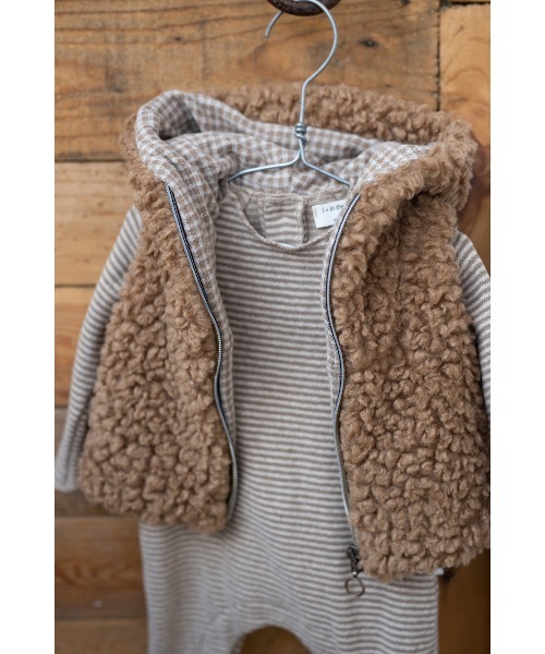 1 + in the family（ワンモア イン ザ ファミリー）の「1+ in the family / ボア フーディー ベスト（ベスト・キッズ・グレー/キャメル・12M/18M/24M/36M/48M）」の2枚目の写真