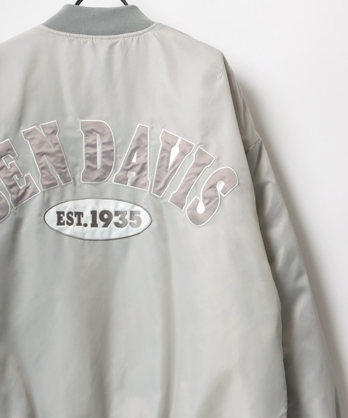 BEN DAVIS(ベンデイビス)の「BEN DAVIS/ベンデイビス LETTERED MA-1/オーバーサイズ カレッジロゴ ワッペン刺繍 ミリタリージャケット(MA-1・メンズ・ライトグレー/ブラック/カーキ・M/L/XL)」の2枚目の写真