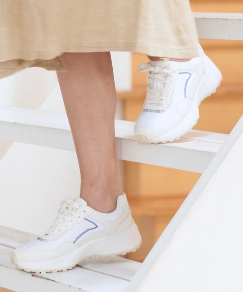 Lucida（ルシーダ）の「【Orion/オリオン】 サイドデザインボリュームスニーカー（スニーカー・レディース・ホワイト×ブルー/ブラック×イエロー/ベージュ系その他2/ベージュ系その他・35/36/37/38/39）」の5枚目の写真