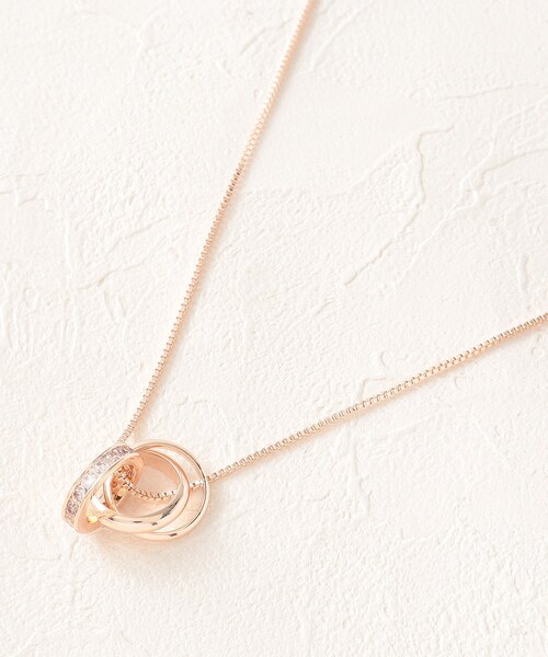 SHOO・LA・RUE（シューラルー）の「◆トリプルリングスライダーネックレス（ネックレス・レディース・ピンクゴールド/シルバー/ゴールド・00）」の5枚目の写真