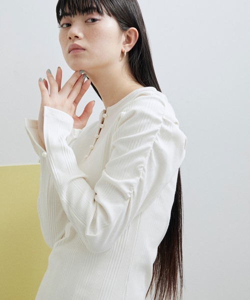 ADAM ET ROPE'（アダムエロペ）の「【サステナブル・WEB限定】パールボタンパフスリーブプルオーバー（その他トップス・レディース・ホワイト/ブラック/オフホワイト・FREE）」の12枚目の写真