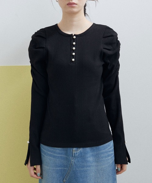 ADAM ET ROPE'（アダムエロペ）の「【サステナブル・WEB限定】パールボタンパフスリーブプルオーバー（その他トップス・レディース・ホワイト/ブラック/オフホワイト・FREE）」の10枚目の写真