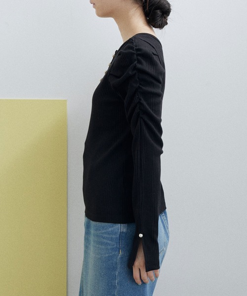 ADAM ET ROPE'（アダムエロペ）の「【サステナブル・WEB限定】パールボタンパフスリーブプルオーバー（その他トップス・レディース・ホワイト/ブラック/オフホワイト・FREE）」の6枚目の写真