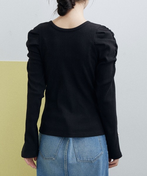 ADAM ET ROPE'（アダムエロペ）の「【サステナブル・WEB限定】パールボタンパフスリーブプルオーバー（その他トップス・レディース・ホワイト/ブラック/オフホワイト・FREE）」の15枚目の写真