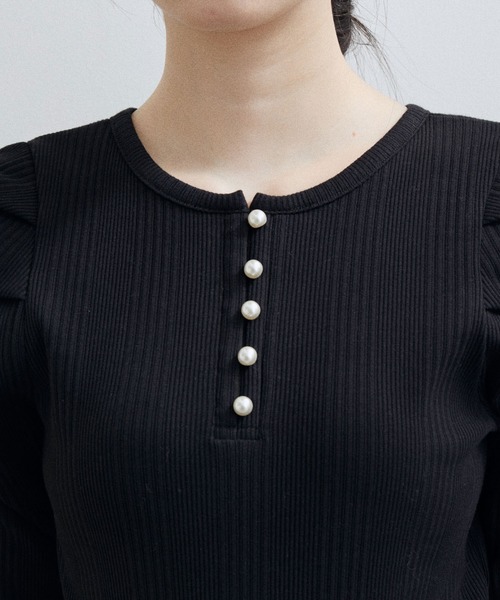 ADAM ET ROPE'（アダムエロペ）の「【サステナブル・WEB限定】パールボタンパフスリーブプルオーバー（その他トップス・レディース・ホワイト/ブラック/オフホワイト・FREE）」の17枚目の写真