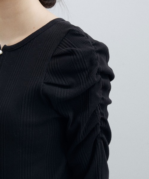 ADAM ET ROPE'（アダムエロペ）の「【サステナブル・WEB限定】パールボタンパフスリーブプルオーバー（その他トップス・レディース・ホワイト/ブラック/オフホワイト・FREE）」の9枚目の写真