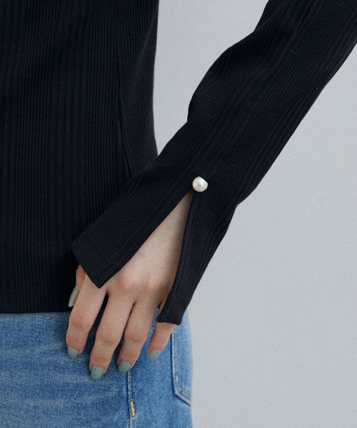 ADAM ET ROPE'（アダムエロペ）の「【サステナブル・WEB限定】パールボタンパフスリーブプルオーバー（その他トップス・レディース・ホワイト/ブラック/オフホワイト・FREE）」の5枚目の写真