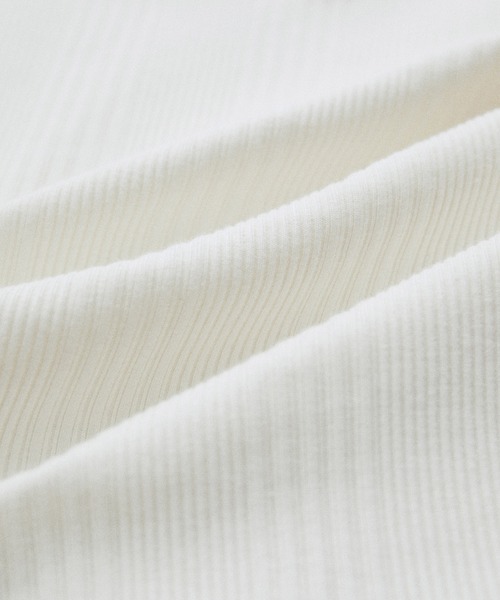 ADAM ET ROPE'（アダムエロペ）の「【サステナブル・WEB限定】パールボタンパフスリーブプルオーバー（その他トップス・レディース・ホワイト/ブラック/オフホワイト・FREE）」の7枚目の写真