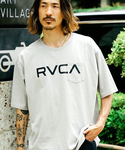 RVCA（ルーカ）の「RVCA メンズ  GLOBAL MFG SS Ｔシャツ【2023年夏モデル】/ルーカ半袖胸ポケットロゴTシャツ（Tシャツ/カットソー・メンズ・グレー系その他/イエロー/ホワイト・SMALL/LARGE/X-LARGE/MEDIUM）」の2枚目の写真