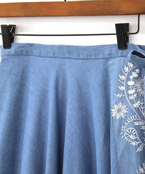 チチカカ(チチカカ)の「Shanti Shanti 刺繍デニムラップスカート【WEB限定】(デニムスカート・レディース・ブルー・FREE)」の5枚目の写真