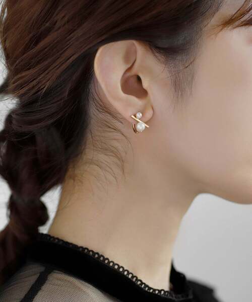 ANEMONE(アネモネ)の「メタルバー×パールバックキャッチピアス(ピアス(両耳用)・レディース・シルバー/ゴールド・FREE)」の6枚目の写真