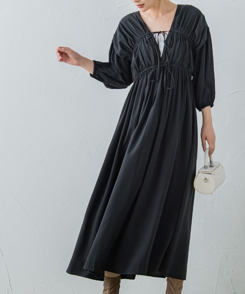 VICKY（ビッキー）の「【前後2Wayで楽しめる万能デザイン】シャーリングギャザーワンピース《洗濯機で洗える》（ワンピース・レディース・ブラック/オレンジ/カーキ・M）」の2枚目の写真