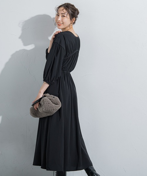 VICKY（ビッキー）の「【前後2Wayで楽しめる万能デザイン】シャーリングギャザーワンピース《洗濯機で洗える》（ワンピース・レディース・ブラック/オレンジ/カーキ・M）」の4枚目の写真