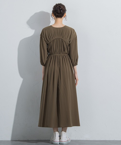 VICKY（ビッキー）の「【前後2Wayで楽しめる万能デザイン】シャーリングギャザーワンピース《洗濯機で洗える》（ワンピース・レディース・ブラック/オレンジ/カーキ・M）」の15枚目の写真