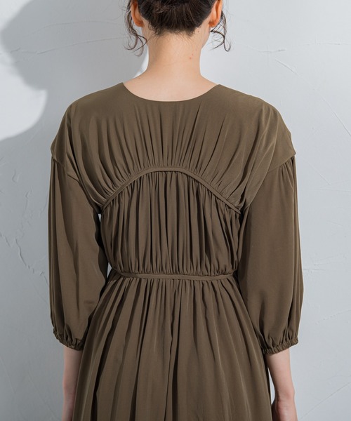 VICKY（ビッキー）の「【前後2Wayで楽しめる万能デザイン】シャーリングギャザーワンピース《洗濯機で洗える》（ワンピース・レディース・ブラック/オレンジ/カーキ・M）」の16枚目の写真