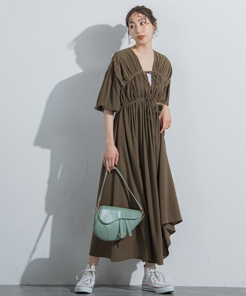 VICKY（ビッキー）の「【前後2Wayで楽しめる万能デザイン】シャーリングギャザーワンピース《洗濯機で洗える》（ワンピース・レディース・ブラック/オレンジ/カーキ・M）」の22枚目の写真