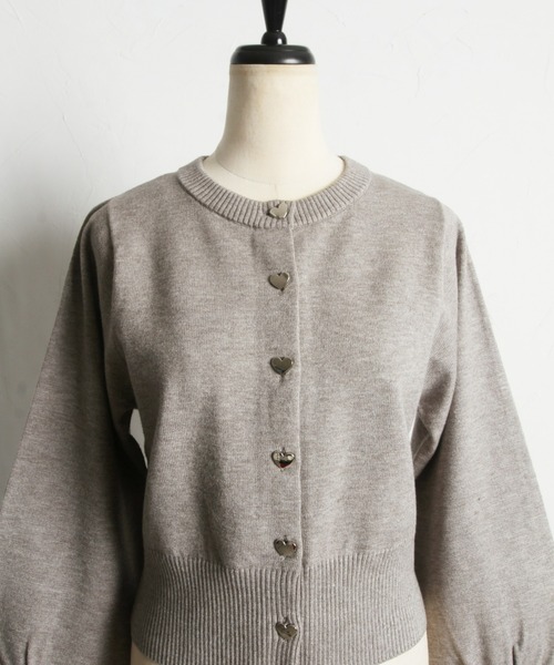 &. NOSTALGIA(アンドドットノスタルジア)の「【ZOZO限定】ハート釦クルーネックカーディガン(カーディガン/ボレロ・レディース・ブラック/グレー/ブルー・FREE)」の4枚目の写真