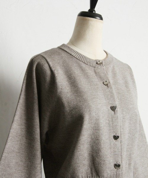 &. NOSTALGIA(アンドドットノスタルジア)の「【ZOZO限定】ハート釦クルーネックカーディガン(カーディガン/ボレロ・レディース・ブラック/グレー/ブルー・FREE)」の9枚目の写真