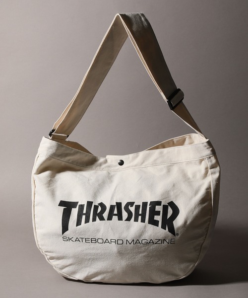 THRASHER（スラッシャー）の「【THRASHER/スラッシャー】ロゴプリント ニュースペーパーバッグ/ショルダーバッグ（ショルダーバッグ・メンズ・ブラック/アイボリー・FREE）」の2枚目の写真