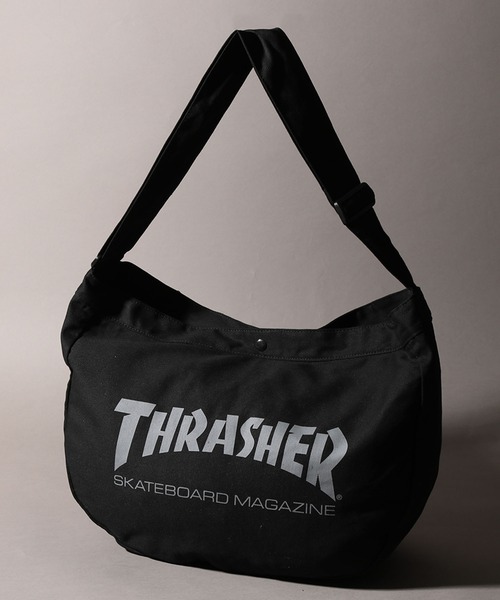 THRASHER（スラッシャー）の「【THRASHER/スラッシャー】ロゴプリント ニュースペーパーバッグ/ショルダーバッグ（ショルダーバッグ・メンズ・ブラック/アイボリー・FREE）」の3枚目の写真