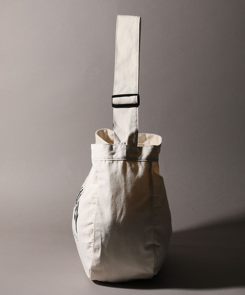 THRASHER（スラッシャー）の「【THRASHER/スラッシャー】ロゴプリント ニュースペーパーバッグ/ショルダーバッグ（ショルダーバッグ・メンズ・ブラック/アイボリー・FREE）」の5枚目の写真