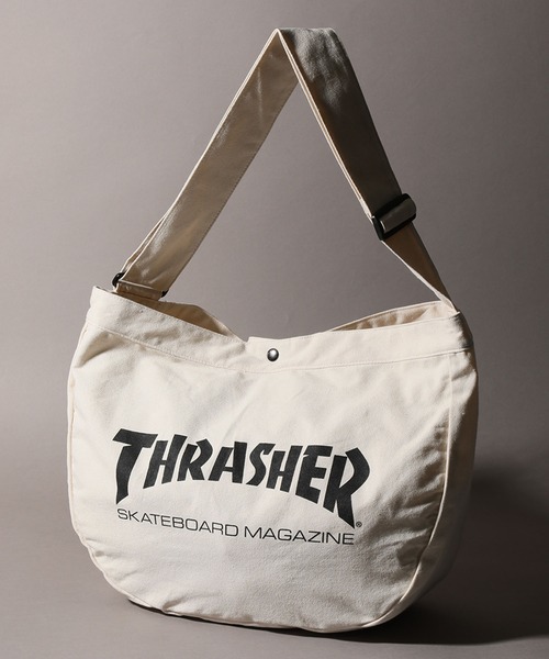 THRASHER（スラッシャー）の「【THRASHER/スラッシャー】ロゴプリント ニュースペーパーバッグ/ショルダーバッグ（ショルダーバッグ・メンズ・ブラック/アイボリー・FREE）」の4枚目の写真