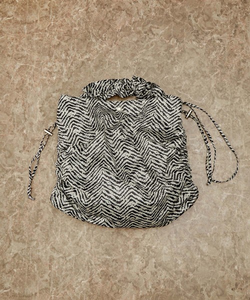 ADAM ET ROPE'（アダムエロペ）の「プリントドロストトート（トートバッグ・レディース・ブラック/ベージュ/ブラック系その他・FREE）」の2枚目の写真