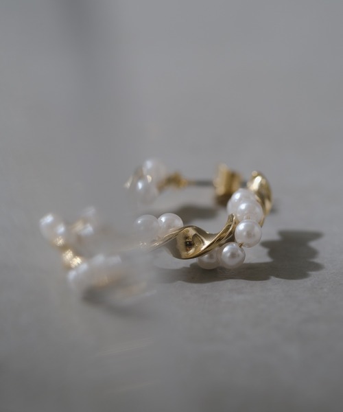 BIRTHDAY BAR（バースデイバー）の「淡水パール ツイストピアス（ピアス（両耳用）・レディース・ホワイト・フリー）」の4枚目の写真