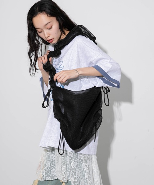 WEGO（ウィゴー）の「WEGO/ドロストギャザーショルダー（ショルダーバッグ・レディース・ホワイト/シルバー/ブラック系その他/ブラック/その他1/その他2/ホワイト系その他/ライトインディゴブルー/その他3/その他4/その他6/その他5・FREE）」の8枚目の写真